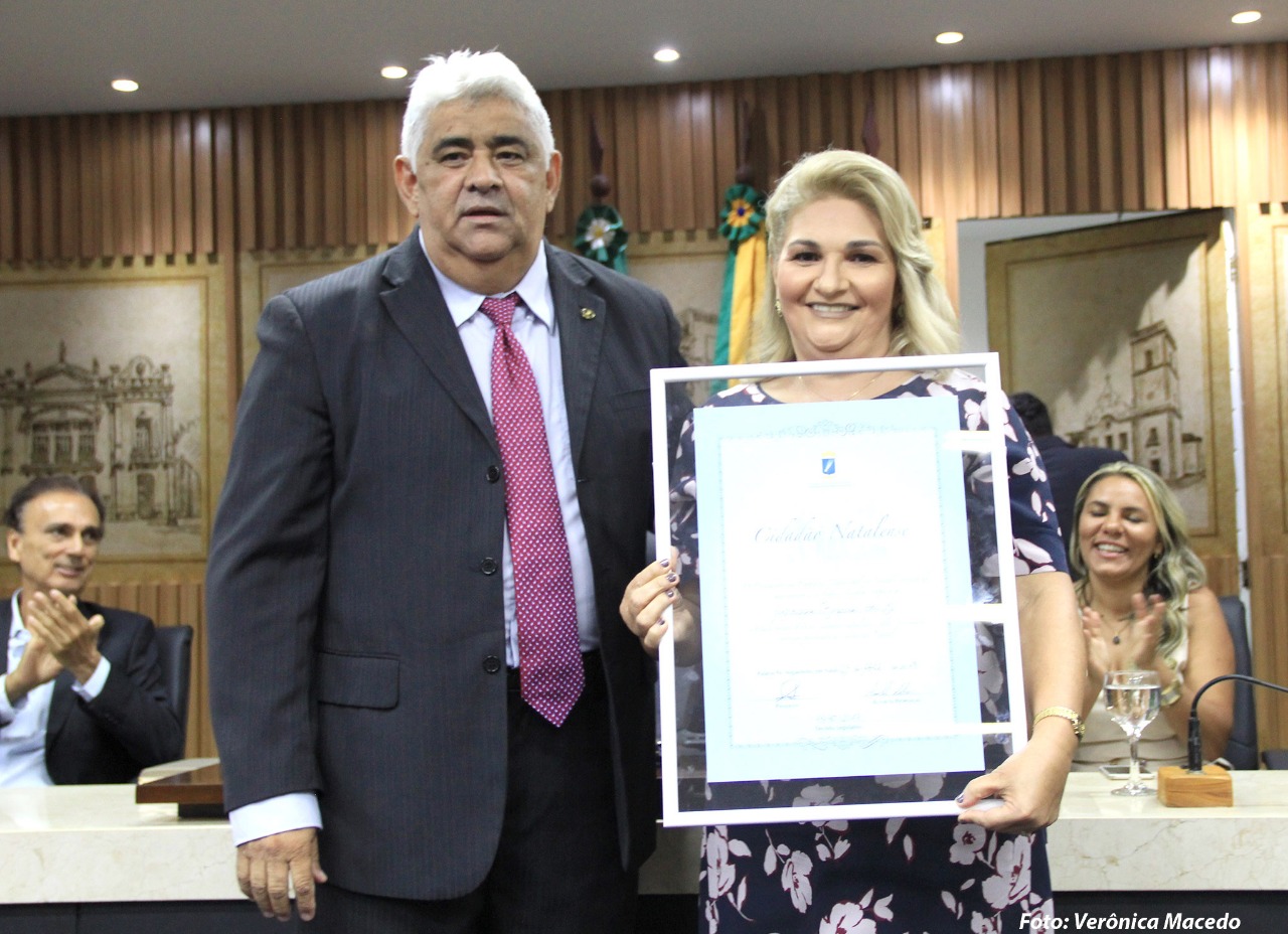 Valda Bezerra recebe homenagem e agradece à Câmara: 